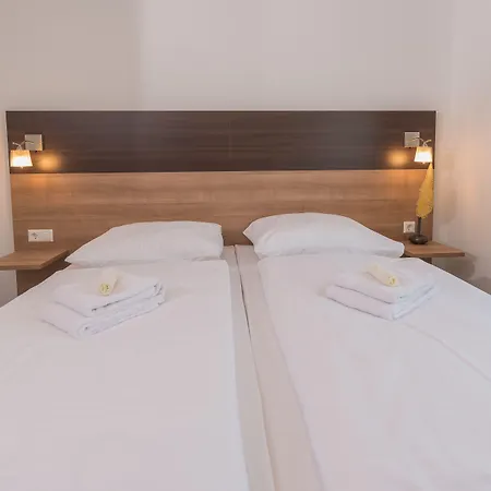 Boutique-Hotel Kronenstuben - Unschlagbare Zentrumsnaehe Direkt Am Marstall & Marktplatz - Schloss In 3 Min - Fruehstueck - Langzeitmiete-2